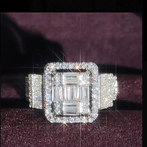 Visually Appealing Luxury Mossanite Engagement Ring - - Picture 6 of 10